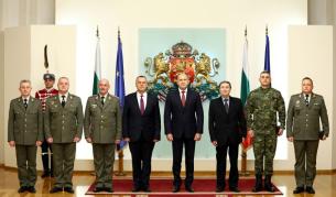 <p>Радев удостои трима военнослужещи с Почетния знак на президента</p>