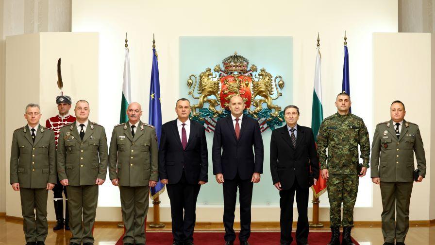 <p>Радев удостои трима военнослужещи с Почетния знак на президента</p>