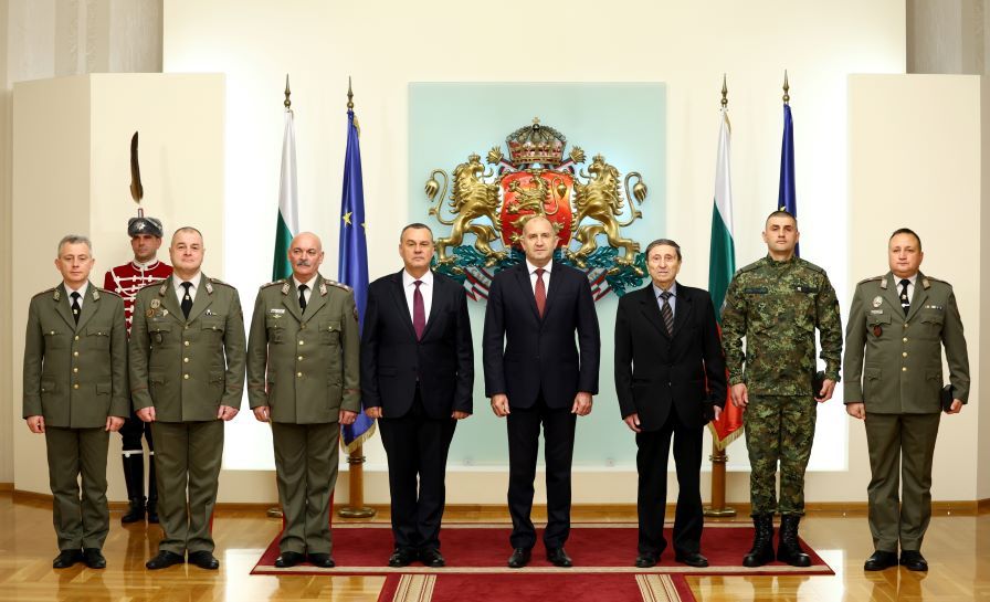 Румен Радев удостои трима военнослужещи с Почетния знак на президента