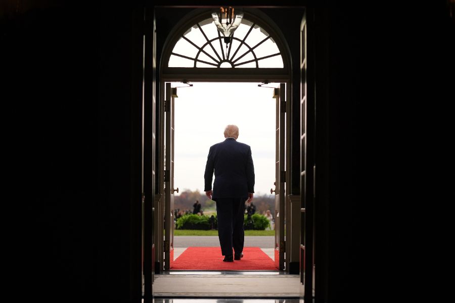 <p>Футболната суперзвезда Кристиано Роналдо, най-богатият човек в света - Илон Мъск, и шефът на &quot;Нвидиа&quot; (Nvidia) - компанията с най-голяма пазарна капитализация в света, бяха сред гостите на вечерята, която президентът на САЩ Доналд Тръмп даде в Белия дом в чест на саудитския престолонаследник Мохамед бин Салман, предаде Ройтерс.</p>