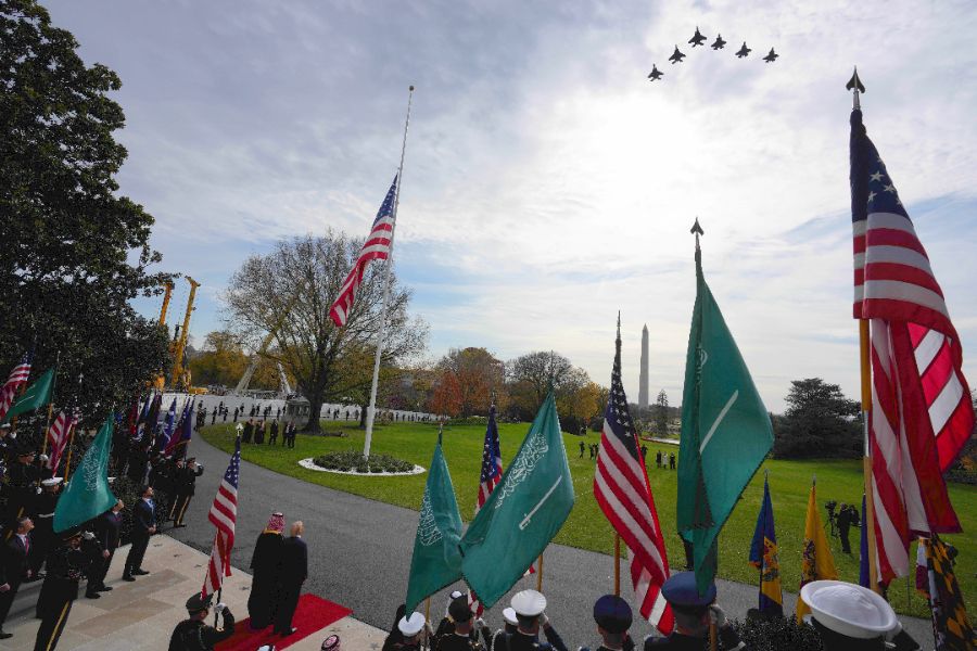 <p>Футболната суперзвезда Кристиано Роналдо, най-богатият човек в света - Илон Мъск, и шефът на &quot;Нвидиа&quot; (Nvidia) - компанията с най-голяма пазарна капитализация в света, бяха сред гостите на вечерята, която президентът на САЩ Доналд Тръмп даде в Белия дом в чест на саудитския престолонаследник Мохамед бин Салман, предаде Ройтерс.</p>