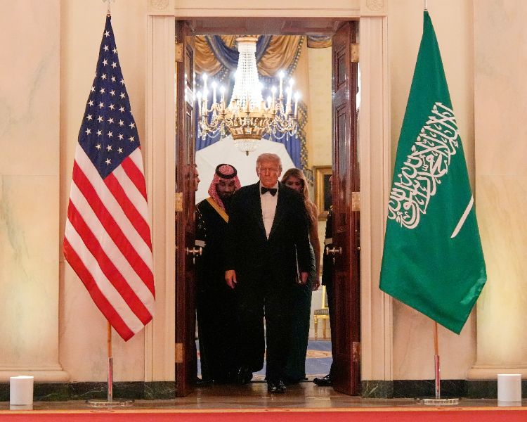 <p>Футболната суперзвезда Кристиано Роналдо, най-богатият човек в света - Илон Мъск, и шефът на &quot;Нвидиа&quot; (Nvidia) - компанията с най-голяма пазарна капитализация в света, бяха сред гостите на вечерята, която президентът на САЩ Доналд Тръмп даде в Белия дом в чест на саудитския престолонаследник Мохамед бин Салман, предаде Ройтерс.</p>