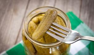 Опасни храни на пазара: България спря внос на краставички с парацетамол и риба с живак