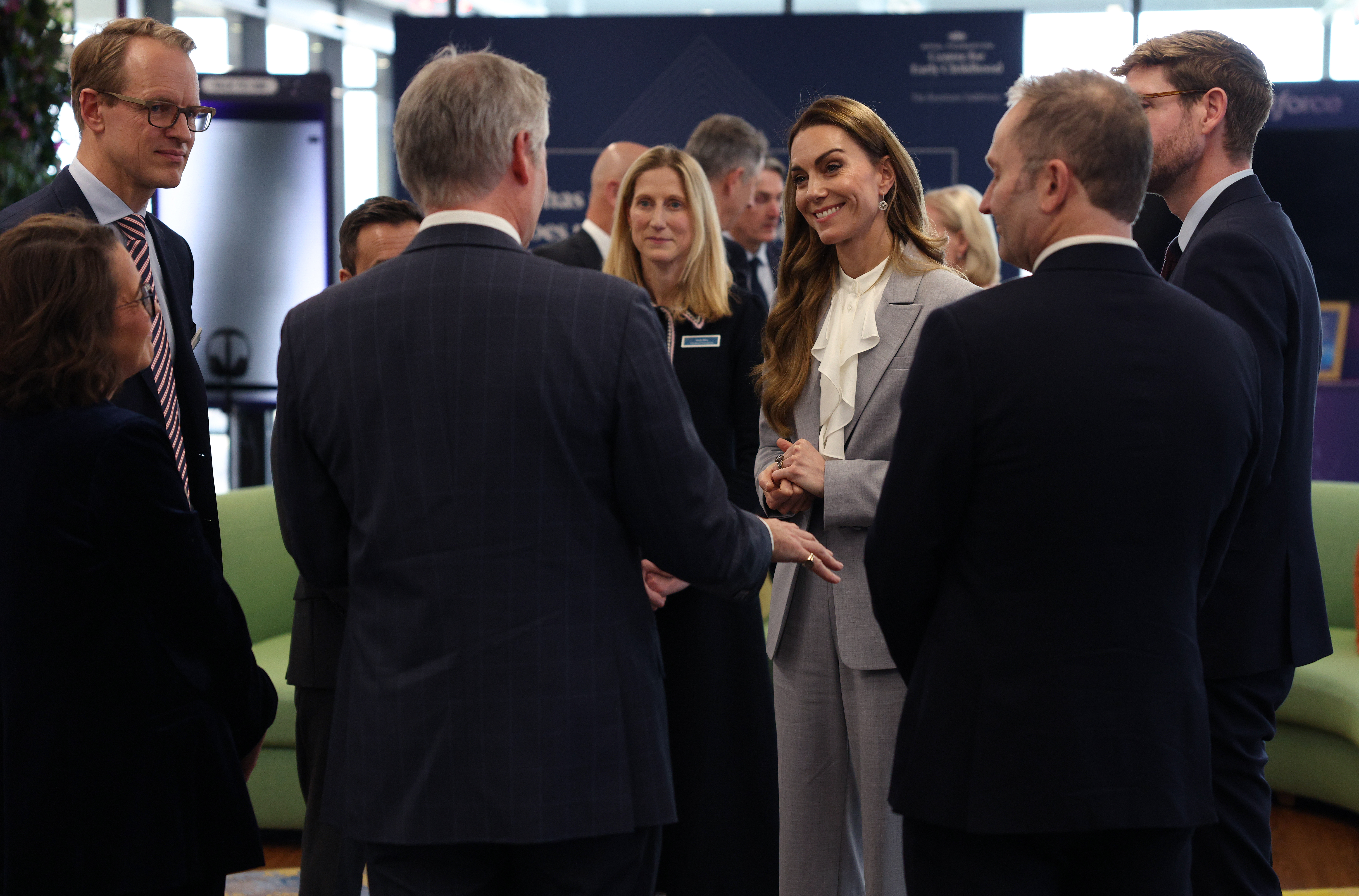 <p>Кейт Мидълтън носи най-значимите пръстени от колекцията си по време на важна поява, част от инициативата ѝ за ранното детство, включително за първата си реч, откакто обяви диагнозата си за рак през 2024 г.</p>