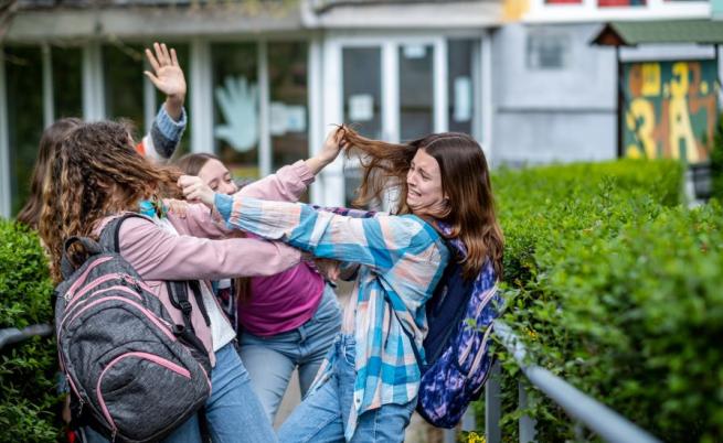 Отскубната коса, душене: Бой между ученички в София завърши с арест