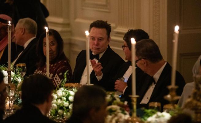 Четец по устните прави взривоопасен коментар за думите на Мъск на банкета на Тръмп в чест на саудитския престолонаследник