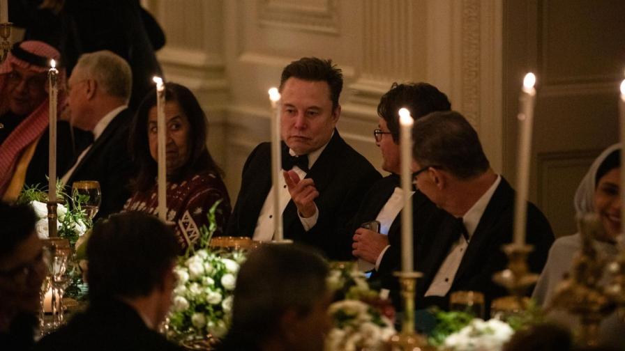 <p>Четец по устните разкри скандален въпрос на Мъск&nbsp;</p>