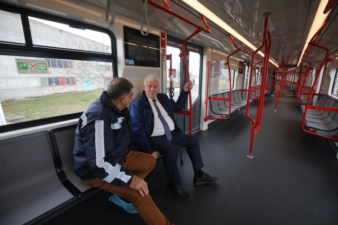 <p>Новите метровлакове на София бяха представени днес. Съставите ще заменят най-старите руски влакове, движещи се по линии 1, 2 и 4, и ще спомогнат за намаляване на интервала за движение по втора метролиния след пускането в експлоатация на новата метростанция &bdquo;Панчо Владигеров&ldquo;, разположена между станциите &bdquo;Сливница&ldquo; и &bdquo;Обеля&ldquo;.</p>