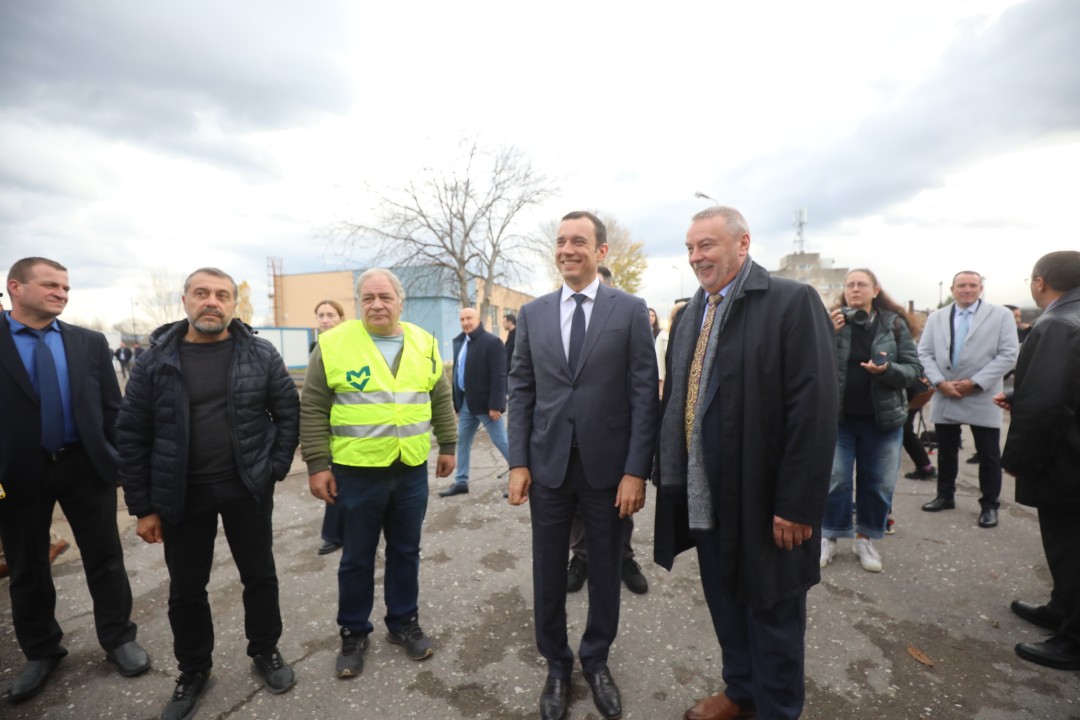 <p>Новите метровлакове на София бяха представени днес. Съставите ще заменят най-старите руски влакове, движещи се по линии 1, 2 и 4, и ще спомогнат за намаляване на интервала за движение по втора метролиния след пускането в експлоатация на новата метростанция &bdquo;Панчо Владигеров&ldquo;, разположена между станциите &bdquo;Сливница&ldquo; и &bdquo;Обеля&ldquo;.</p>