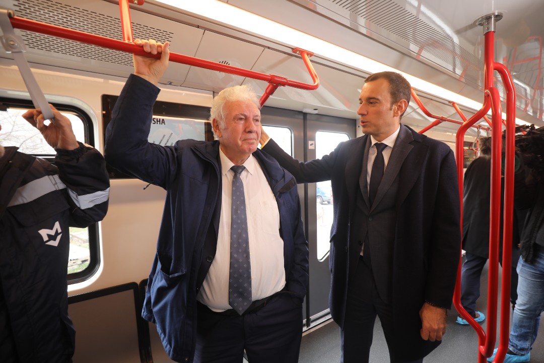 <p>Новите метровлакове на София бяха представени днес. Съставите ще заменят най-старите руски влакове, движещи се по линии 1, 2 и 4, и ще спомогнат за намаляване на интервала за движение по втора метролиния след пускането в експлоатация на новата метростанция &bdquo;Панчо Владигеров&ldquo;, разположена между станциите &bdquo;Сливница&ldquo; и &bdquo;Обеля&ldquo;.</p>