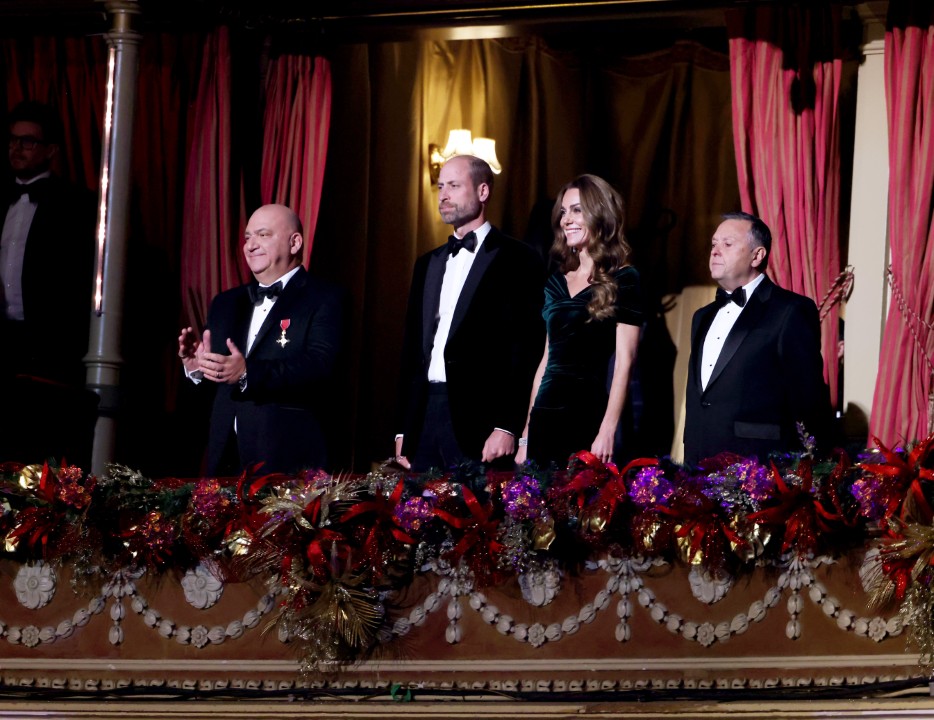 <p>Уилям и Кейт се присъединиха към звезди като Джеси Джей, Мат Лукас и водещия Джейсън Манфорд в лондонската &bdquo;Роял Албърт Хол&ldquo; за Кралското вариететно представление &ndash; традиция, която висшите членове на кралското семейство поддържат, редувайки се ежегодно. В тазгодишната програма участие взе и световноизвестният Падингтън, който силно впечатли както Катрин, така и Уилям. Бъдещият крал дори коментира &bdquo;вкусния&ldquo; сандвич на мечето.</p>