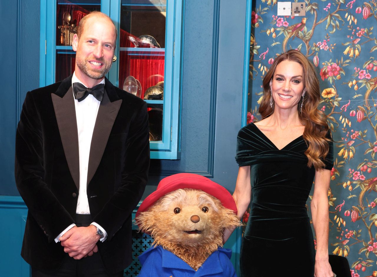 Емоции, звезди и Падингтън: Кейт и Уилям на бляскавото Кралско вариететно шоу (СНИМКИ)