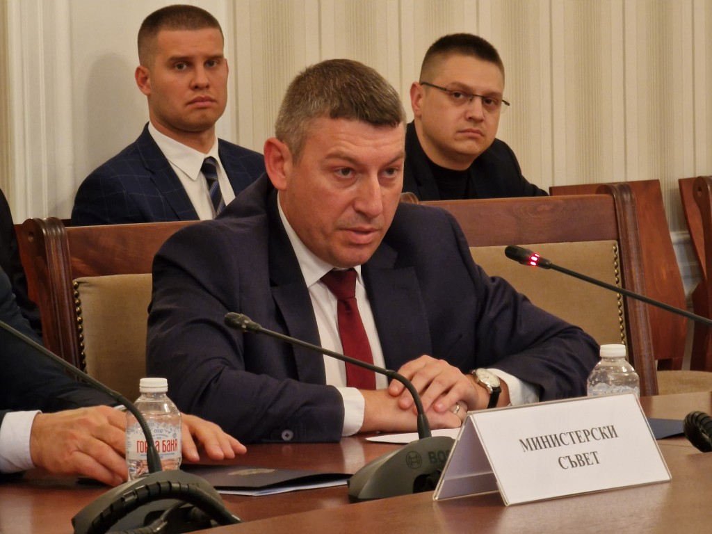 Изслушaха шефа на ДАНС Деньо Денев за последиците от санкциите над активите на "Лукойл"