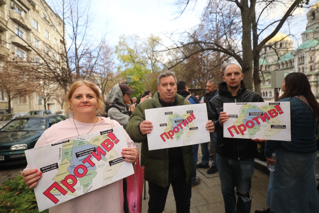 <p>Вълна от недоволство заля столицата заради новите цени за синя и зелена зона, които трябва да влязат в сила от 5 януари следващата година. Днес в София граждани изразиха позицията си срещу измененията в наредбата за паркиране.</p>