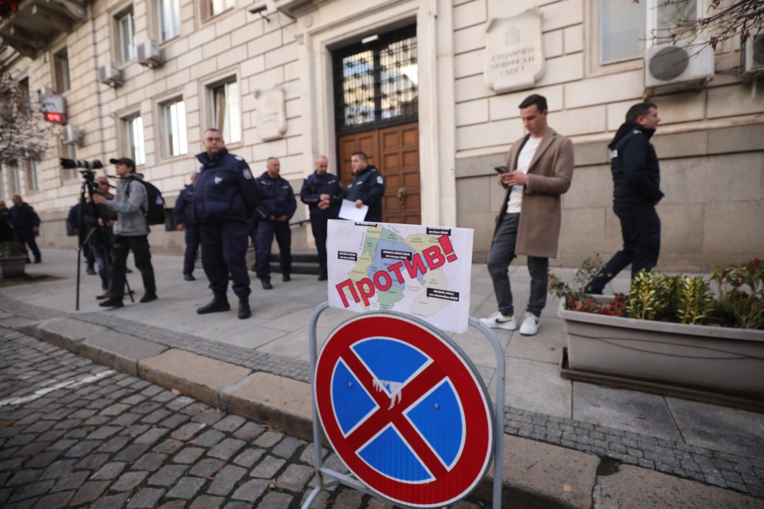 <p>Вълна от недоволство заля столицата заради новите цени за синя и зелена зона, които трябва да влязат в сила от 5 януари следващата година. Днес в София граждани изразиха позицията си срещу измененията в наредбата за паркиране.</p>