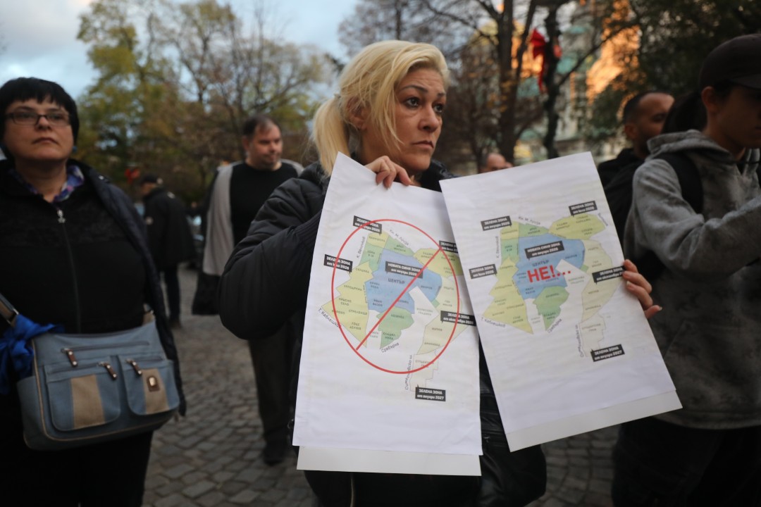 <p>Вълна от недоволство заля столицата заради новите цени за синя и зелена зона, които трябва да влязат в сила от 5 януари следващата година. Днес в София граждани изразиха позицията си срещу измененията в наредбата за паркиране.</p>