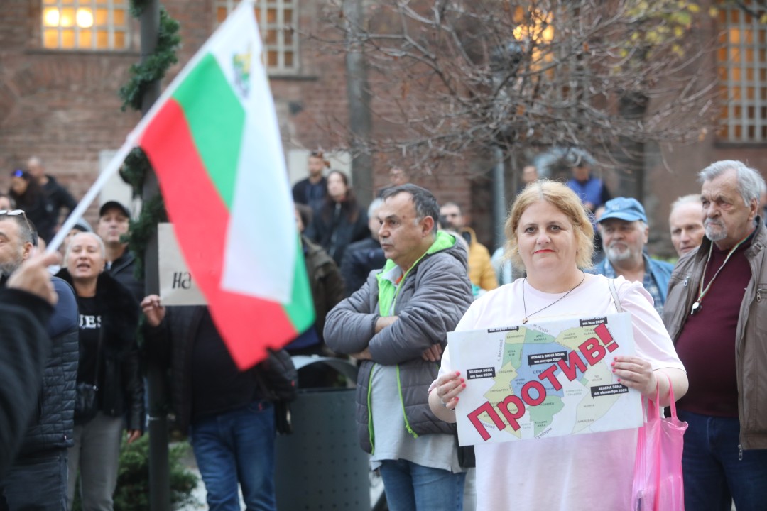 <p>Вълна от недоволство заля столицата заради новите цени за синя и зелена зона, които трябва да влязат в сила от 5 януари следващата година. Днес в София граждани изразиха позицията си срещу измененията в наредбата за паркиране.</p>
