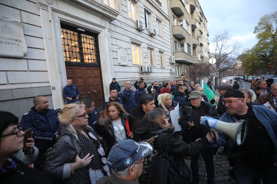 <p>Вълна от недоволство заля столицата заради новите цени за синя и зелена зона, които трябва да влязат в сила от 5 януари следващата година. Днес в София граждани изразиха позицията си срещу измененията в наредбата за паркиране.</p>