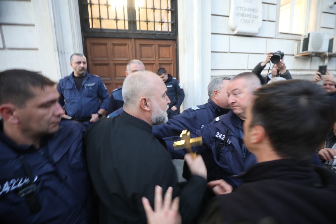 <p>Вълна от недоволство заля столицата заради новите цени за синя и зелена зона, които трябва да влязат в сила от 5 януари следващата година. Днес в София граждани изразиха позицията си срещу измененията в наредбата за паркиране.</p>