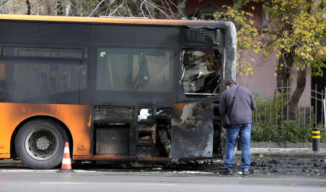 Автобус пламна в движение край Айтос, няма пострадали