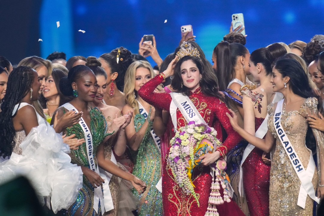 <p>&quot;Мис Мексико&quot; Фатима Бош беше коронясана за новата &quot;Мис Вселена&quot; в Тайланд, с което бе поставен финал на един от най-скандалните сезони в историята на конкурсите за красота.</p>