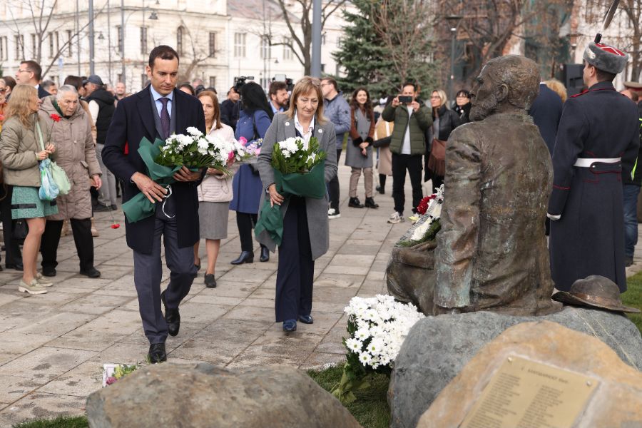 <p>Откриха паметник на Захарий Стоянов до историческата сграда на Народното събрание.</p>
