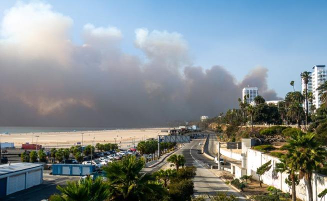 Пожар на товарен кораб причини силно задимяване в части от Лос Анджелис