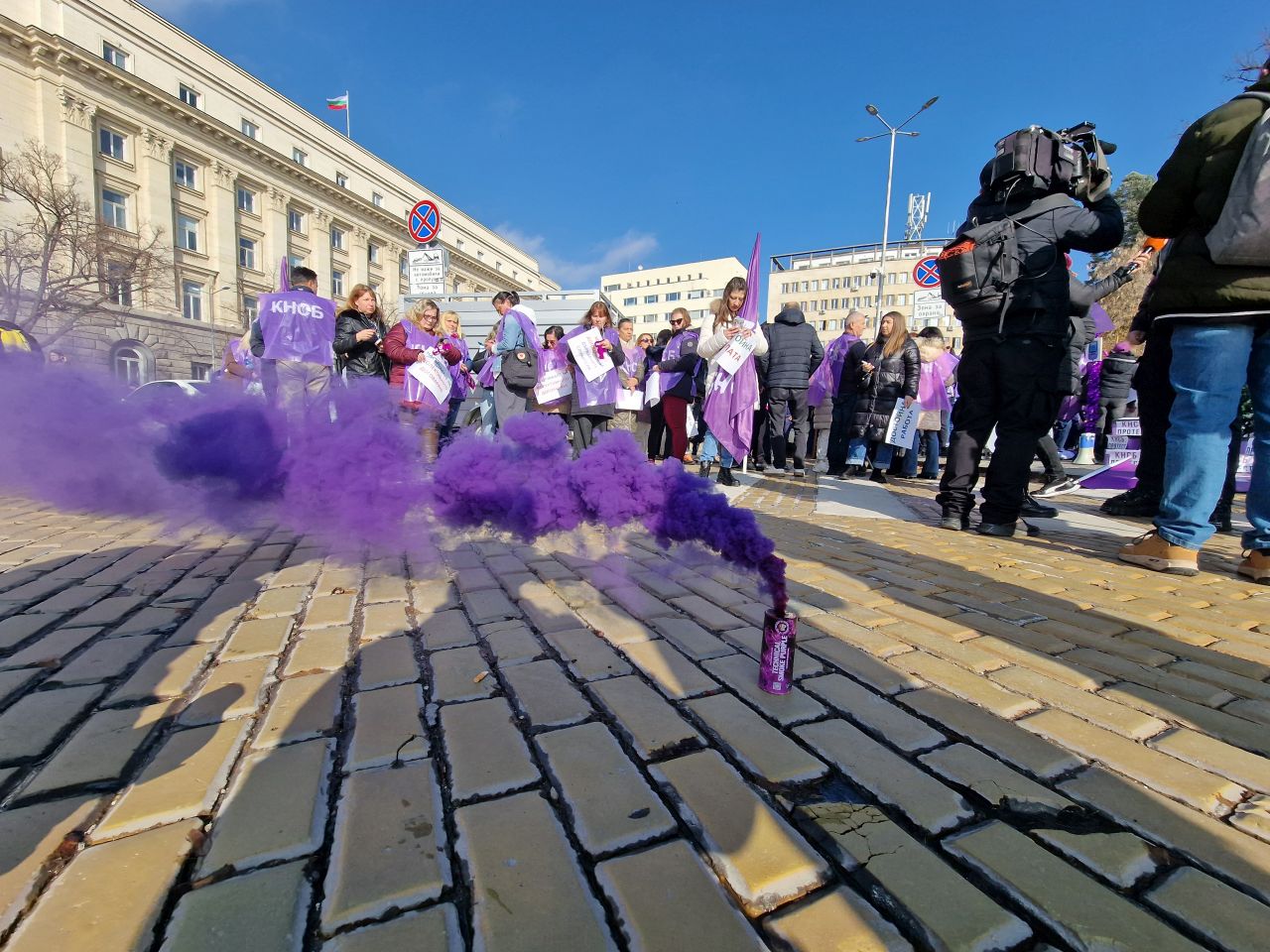 <p>С призив &bdquo;НЕ на разединението на работещите! ДА на по-високите доходи!&ldquo; членове на КНСБ се събраха на протест пред служебния вход на Народното събрание. Акцията е във връзка с приемането на държавния бюджет за 2026 г.</p>