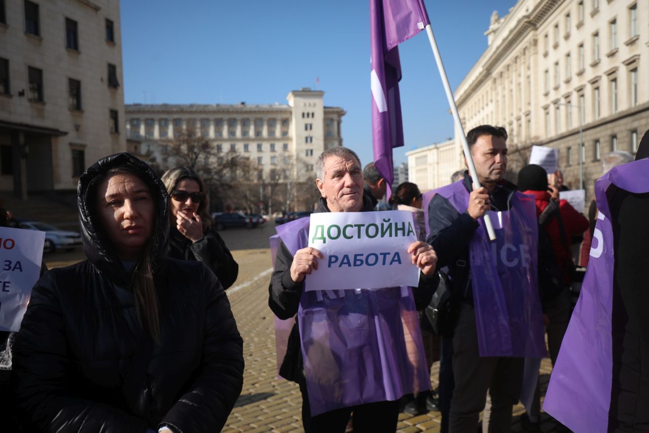 <p>С призив &bdquo;НЕ на разединението на работещите! ДА на по-високите доходи!&ldquo; членове на КНСБ се събраха на протест пред служебния вход на Народното събрание. Акцията е във връзка с приемането на държавния бюджет за 2026 г.</p>