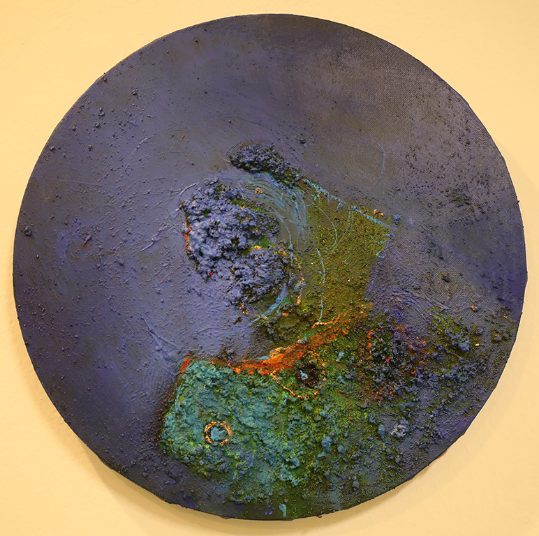 <p>Във израза за създаване на картините си тя използва текстури, които създава сама от различни видове пясък и мрамор.</p>