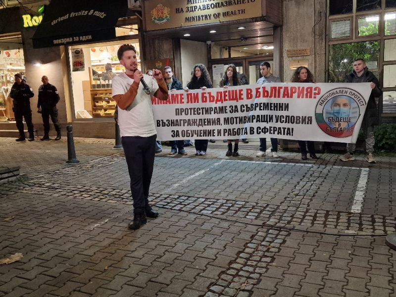 <p>Протестиращи студенти по медицина и лекари специализанти блокираха движението на Орлов мост.</p>