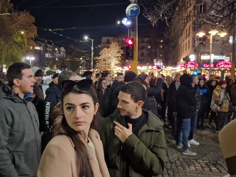 <p>Протестиращи студенти по медицина и лекари специализанти блокираха движението на Орлов мост.</p>