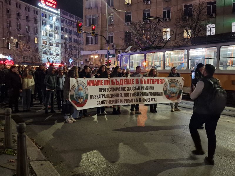 <p>Протестиращи студенти по медицина и лекари специализанти блокираха движението на Орлов мост.</p>