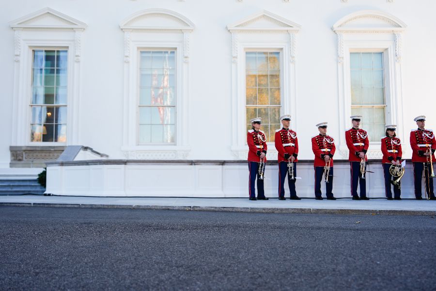 <p>Мелания Тръмп посрещна коледното дърво на Белия дом</p>
