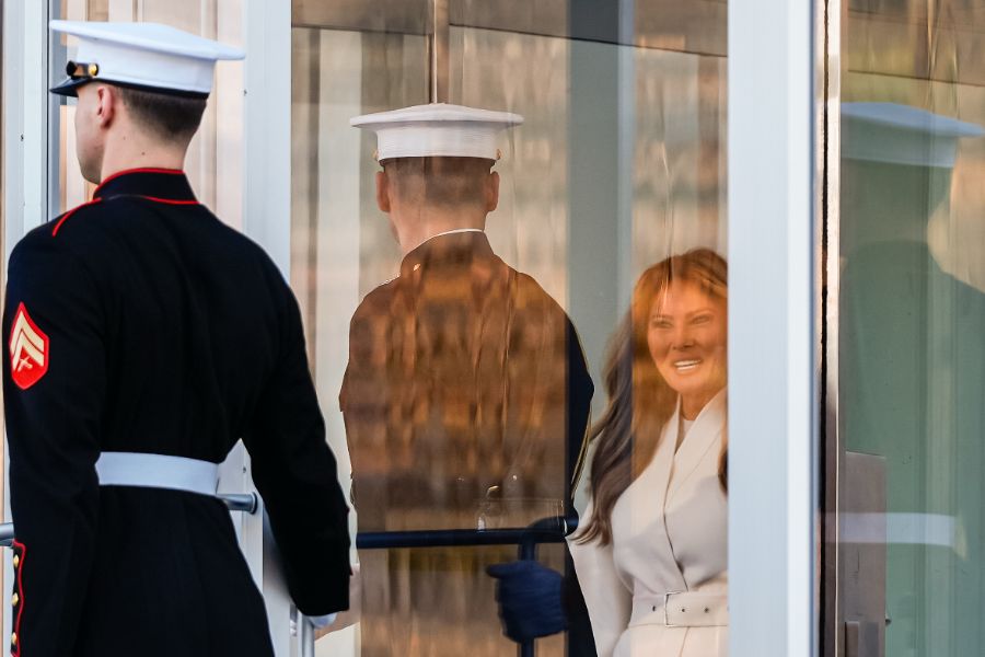 <p>Мелания Тръмп посрещна коледното дърво на Белия дом</p>