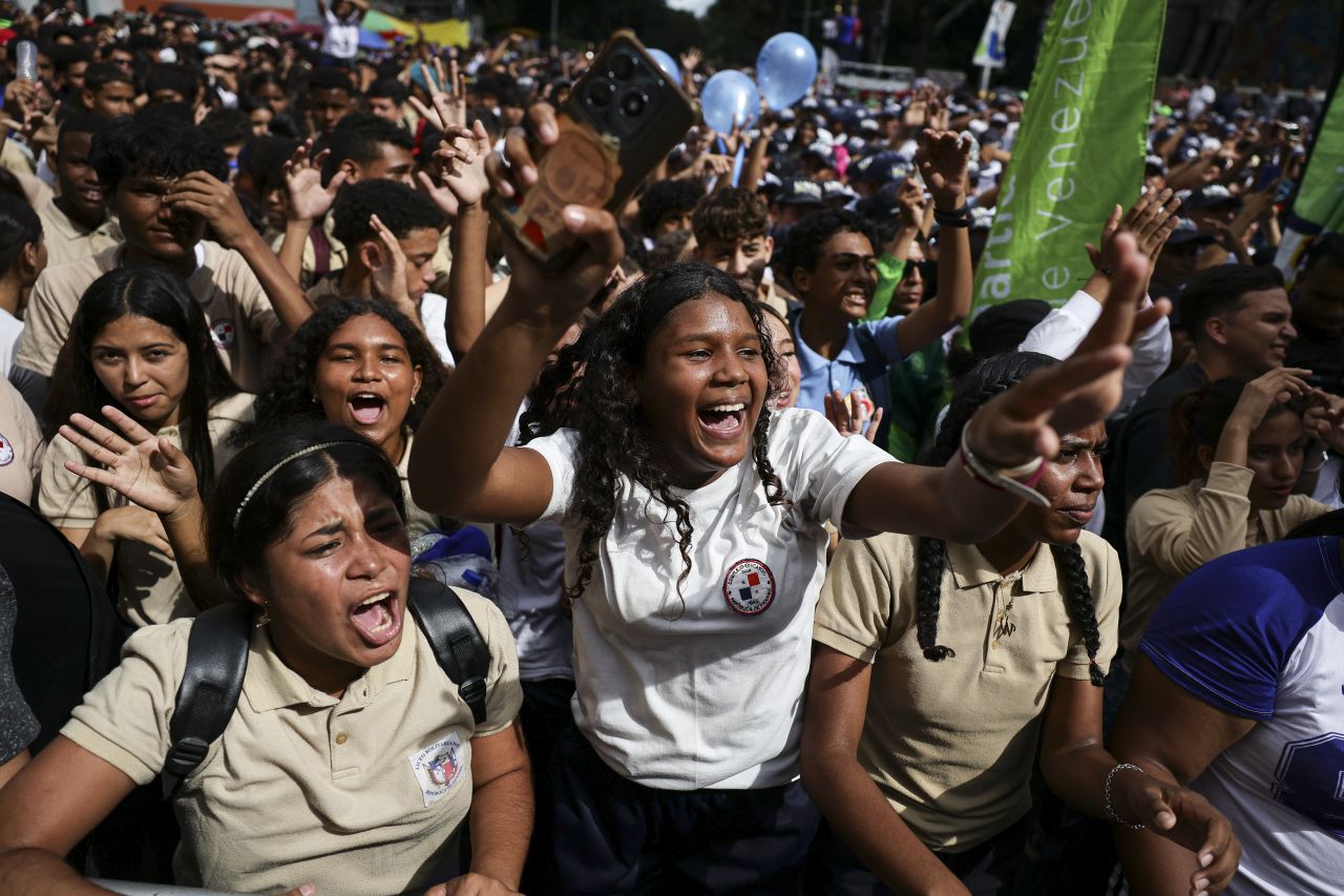 <p>Президентът Николас Мадуро танцува на студентския митинг в Каракас по време на празненствата за Деня на венецуелските студенти.</p>