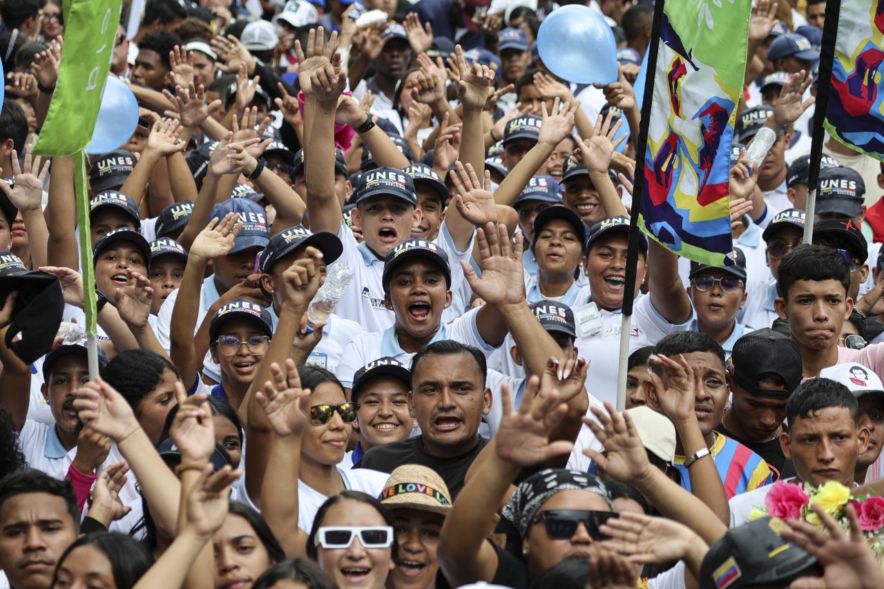 <p>Президентът Николас Мадуро танцува на студентския митинг в Каракас по време на празненствата за Деня на венецуелските студенти.</p>