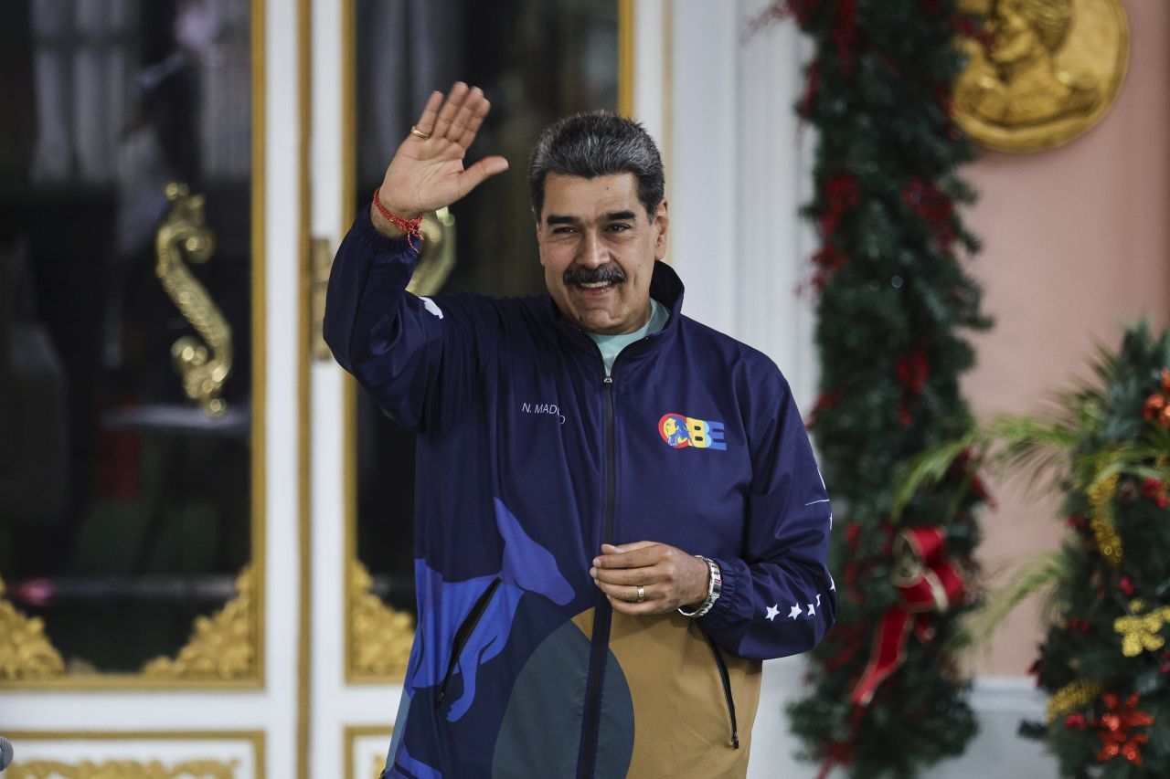 <p>Президентът Николас Мадуро танцува на студентския митинг в Каракас по време на празненствата за Деня на венецуелските студенти.</p>