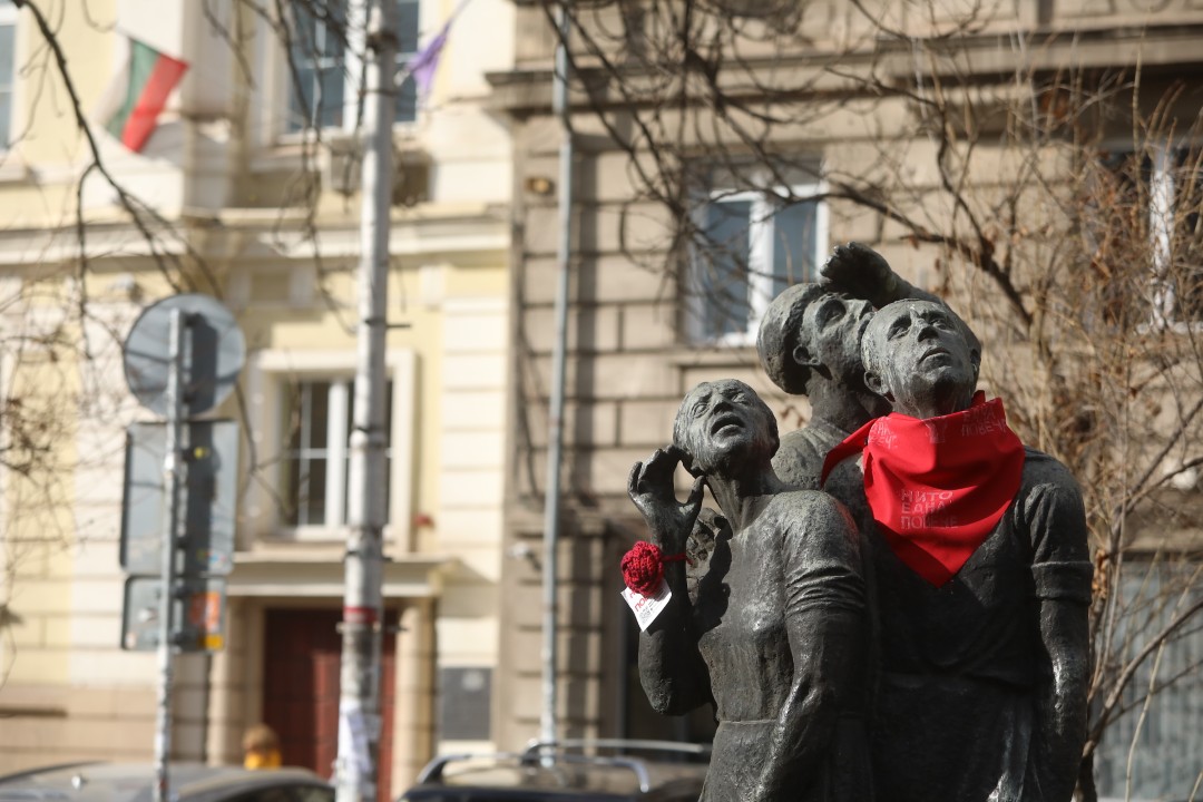 <p>Десетки статуи на женски фигури в София осъмнаха с червени ленти с надпис &quot;Нито една повече&quot; като част от инициативите за отбелязвания на 25 ноември Международен ден за премахване на насилието срещу жени и момичета.</p>