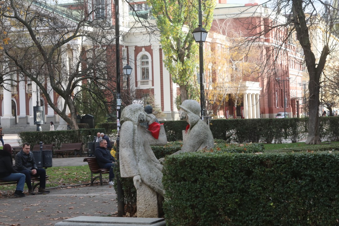 <p>Десетки статуи на женски фигури в София осъмнаха с червени ленти с надпис &quot;Нито една повече&quot; като част от инициативите за отбелязвания на 25 ноември Международен ден за премахване на насилието срещу жени и момичета.</p>