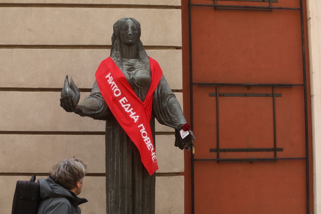 <p>Десетки статуи на женски фигури в София осъмнаха с червени ленти с надпис &quot;Нито една повече&quot; като част от инициативите за отбелязвания на 25 ноември Международен ден за премахване на насилието срещу жени и момичета.</p>