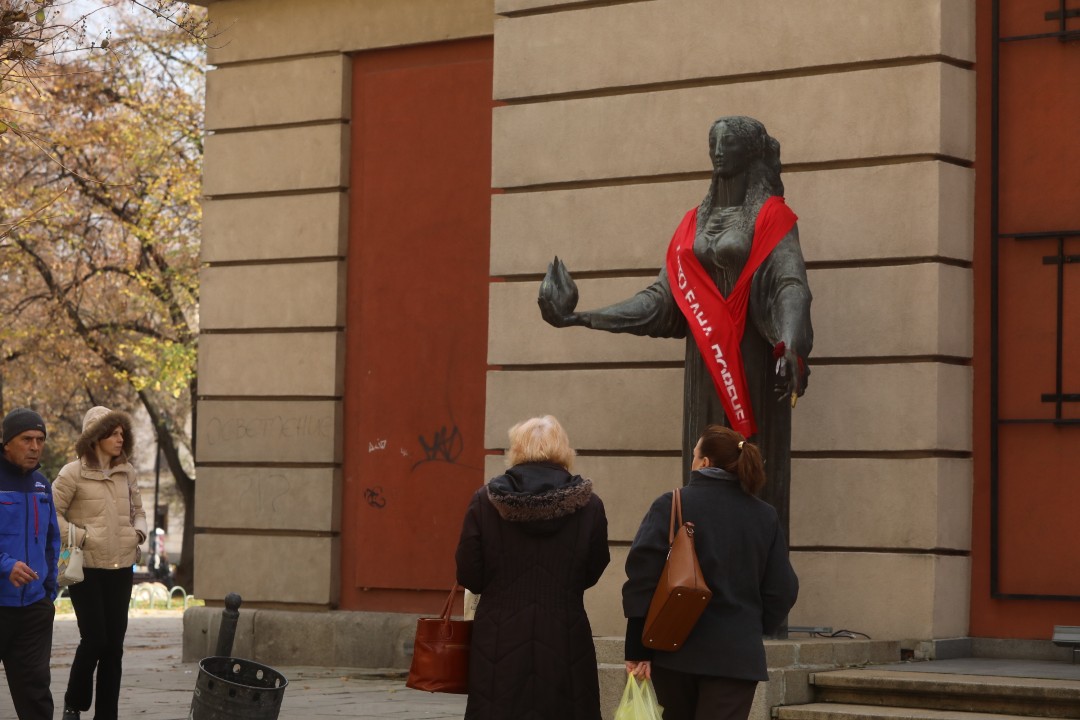 <p>Десетки статуи на женски фигури в София осъмнаха с червени ленти с надпис &quot;Нито една повече&quot; като част от инициативите за отбелязвания на 25 ноември Международен ден за премахване на насилието срещу жени и момичета.</p>