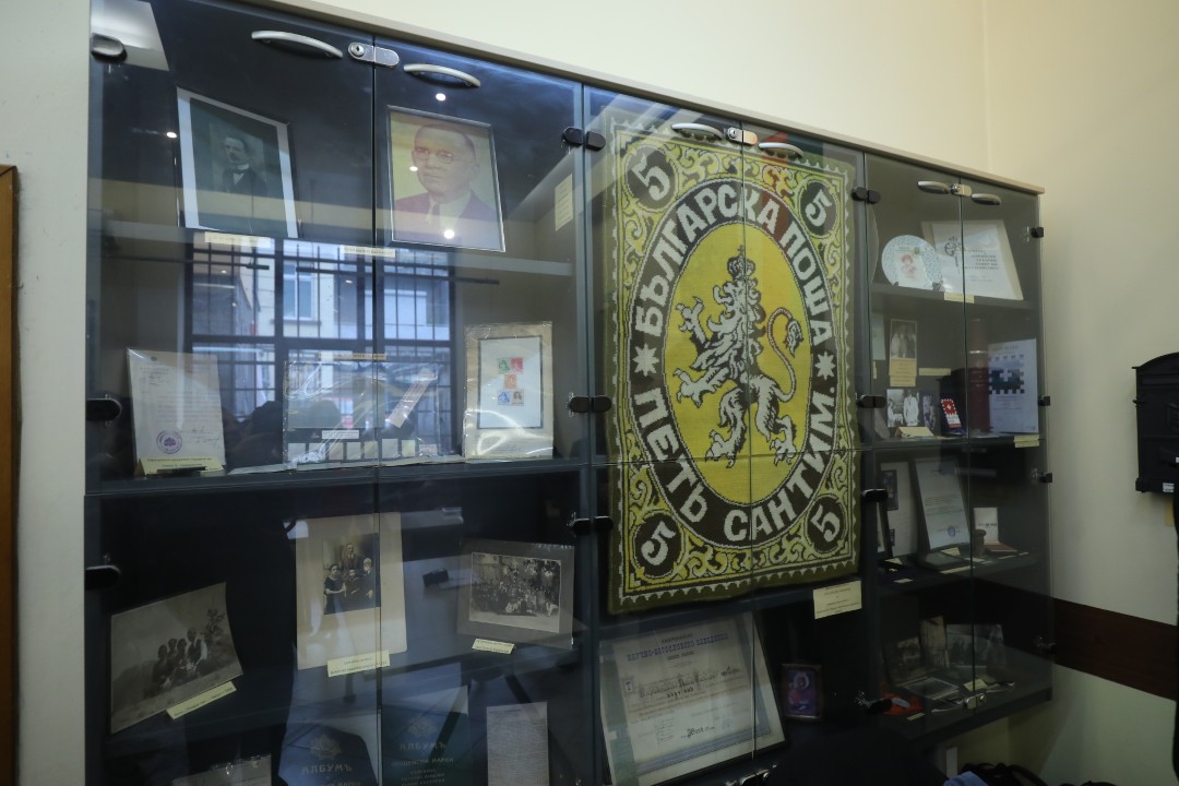 <p>&bdquo;Български пощи&ldquo; отбеляза 100- годишнината на Софийското филателно дружество с ново филателно издание, посветено на известния български филателен експерт Петко Караиванов. Софийското филателно дружество &bdquo;Петко Караиванов&ldquo; е основано на 27 ноември 1925 г. Новата марка е част от поредицата &bdquo;Известни българи &ndash; филателисти&ldquo; на &bdquo;Български пощи&ldquo;.</p>