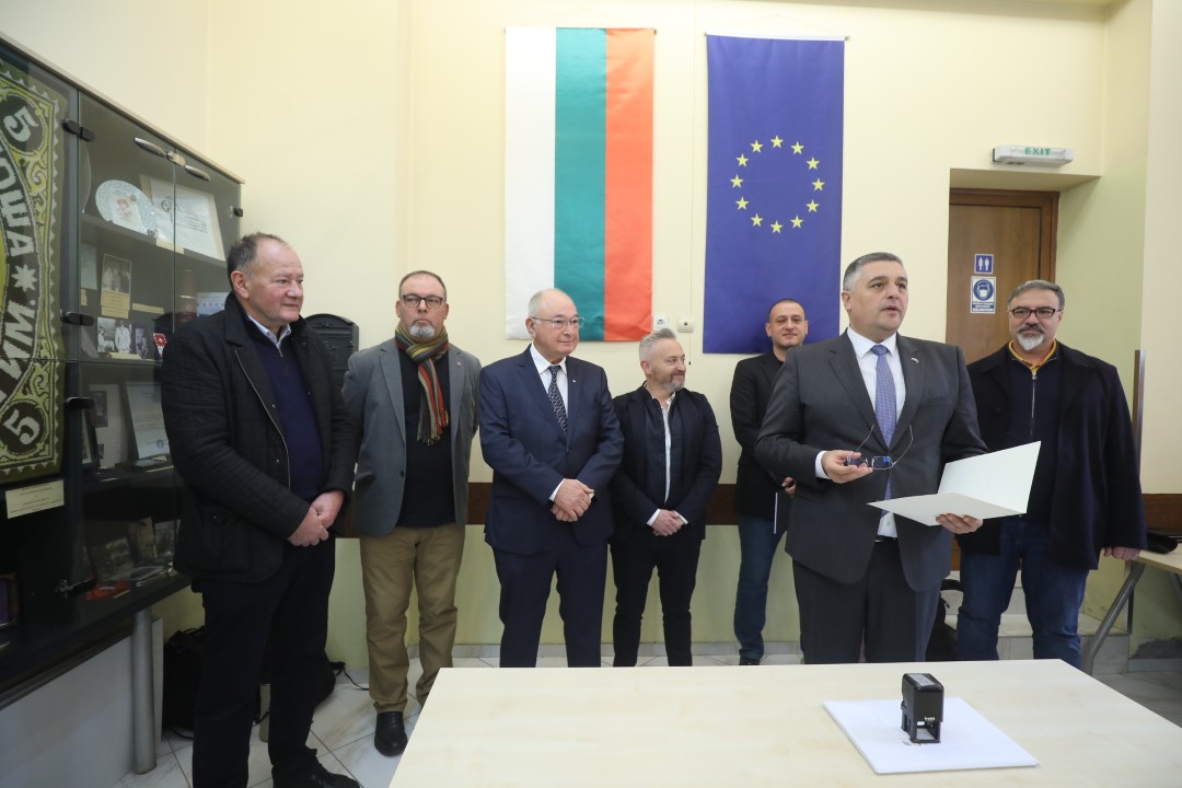 <p>&bdquo;Български пощи&ldquo; отбеляза 100- годишнината на Софийското филателно дружество с ново филателно издание, посветено на известния български филателен експерт Петко Караиванов. Софийското филателно дружество &bdquo;Петко Караиванов&ldquo; е основано на 27 ноември 1925 г. Новата марка е част от поредицата &bdquo;Известни българи &ndash; филателисти&ldquo; на &bdquo;Български пощи&ldquo;.</p>