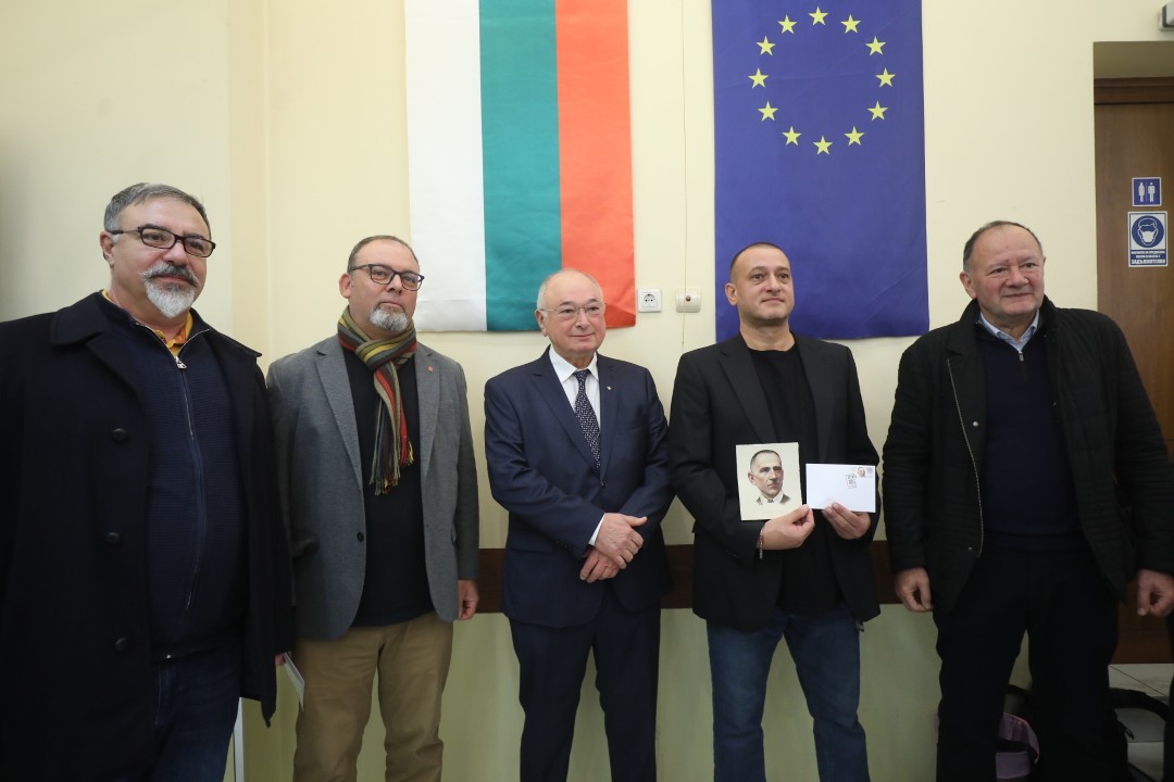 <p>&bdquo;Български пощи&ldquo; отбеляза 100- годишнината на Софийското филателно дружество с ново филателно издание, посветено на известния български филателен експерт Петко Караиванов. Софийското филателно дружество &bdquo;Петко Караиванов&ldquo; е основано на 27 ноември 1925 г. Новата марка е част от поредицата &bdquo;Известни българи &ndash; филателисти&ldquo; на &bdquo;Български пощи&ldquo;.</p>