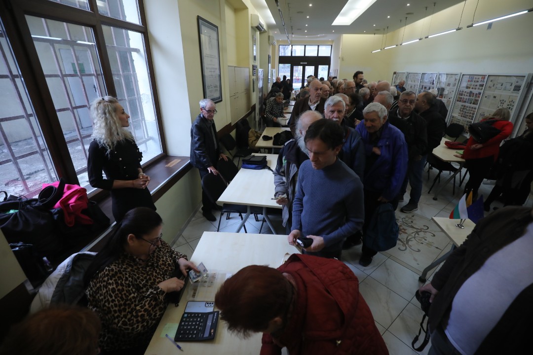 <p>&bdquo;Български пощи&ldquo; отбеляза 100- годишнината на Софийското филателно дружество с ново филателно издание, посветено на известния български филателен експерт Петко Караиванов. Софийското филателно дружество &bdquo;Петко Караиванов&ldquo; е основано на 27 ноември 1925 г. Новата марка е част от поредицата &bdquo;Известни българи &ndash; филателисти&ldquo; на &bdquo;Български пощи&ldquo;.</p>