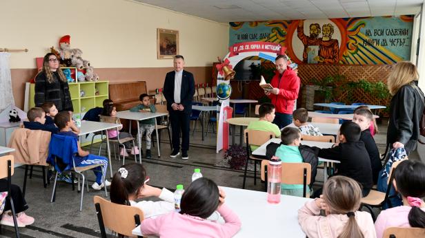 Ники Василковски разказа на деца кой носи зимата