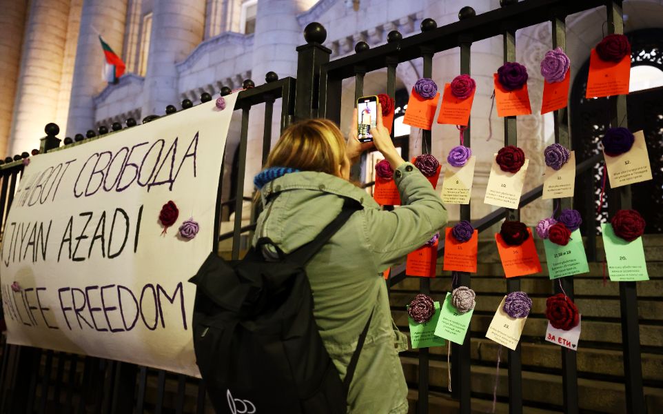 <p>Протест под надслов &quot;Нито една повече&quot; блокира движението пред Съдебната палата в София.</p>