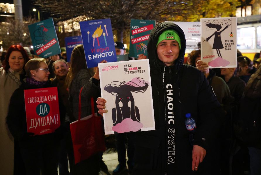 <p>Протест под надслов &quot;Нито една повече&quot; блокира движението пред Съдебната палата в София.</p>