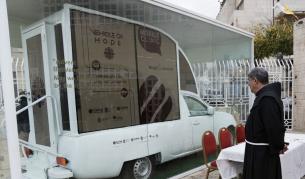 <p>Папамобилът на Франциск става мобилен здравен център&nbsp;</p>